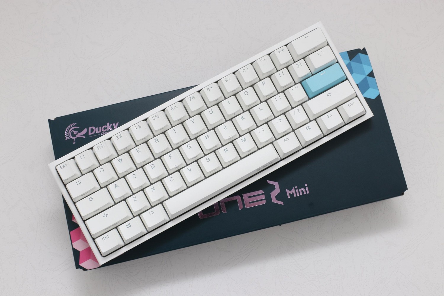 teclado_gamer_ducky_one_2_mini_pure_white_rgb_cherry_brown_rgb_double_shot_pbt_mecanico - Imagen completa 2